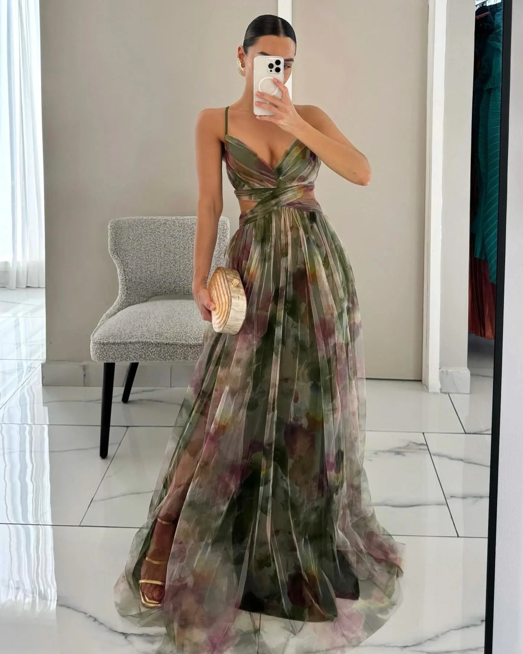 Bahar ve Yaz Şıklığı: File Desenli Askılı Elbise ile Tatil ve Partilerin Gözdesi Olun