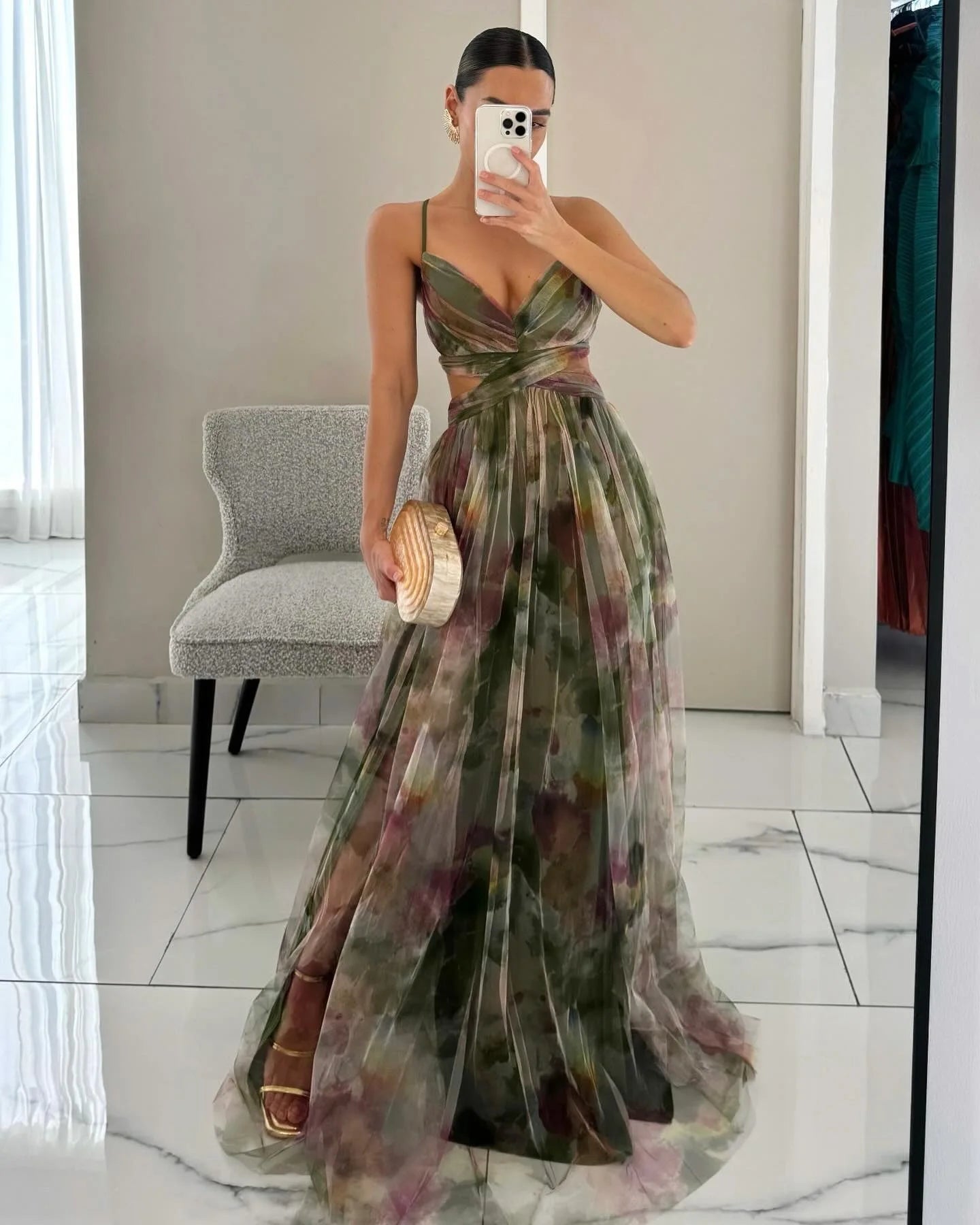Bahar ve Yaz Şıklığı: File Desenli Askılı Elbise ile Tatil ve Partilerin Gözdesi Olun