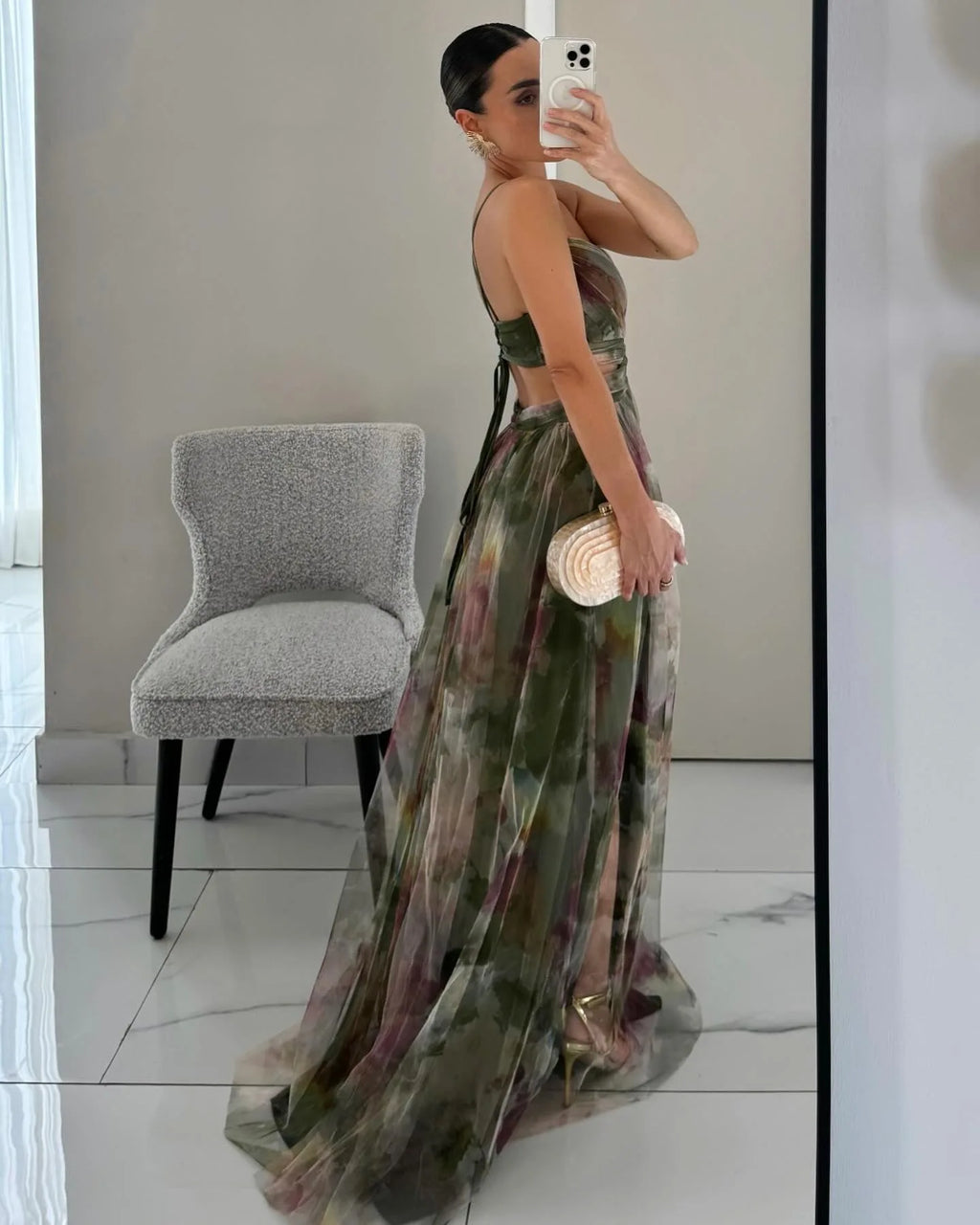 Bahar ve Yaz Şıklığı: File Desenli Askılı Elbise ile Tatil ve Partilerin Gözdesi Olun